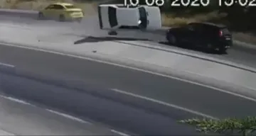 Konya'da yoldaki parçadan kaçarken karşı şeride geçen araç kazaya neden oldu