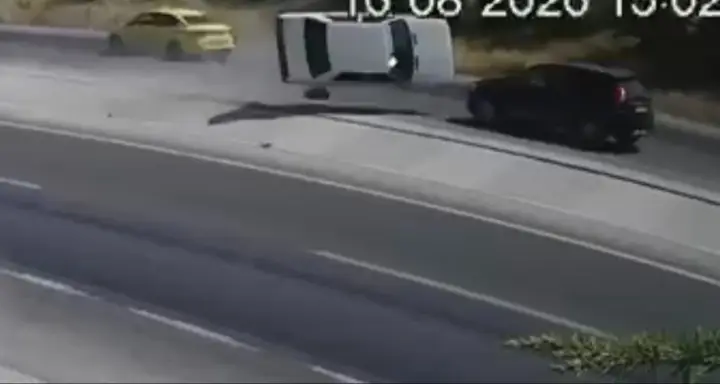 Konya'da yoldaki parçadan kaçarken karşı şeride geçen araç kazaya neden oldu