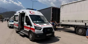 Sanayi sitesinde iki tırın arasında sıkışan kişi hayatını kaybetti
