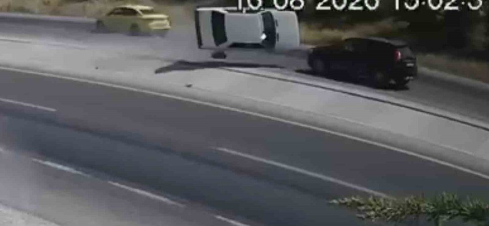 Konya'da zincirleme kazada savrulan araç parçası iki can aldı haber fotoğrafı