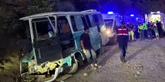 Tarım işçilerini taşıyan minibüs kayalıklara çarptı 1 kişi öldü 8 kişi yaralandı