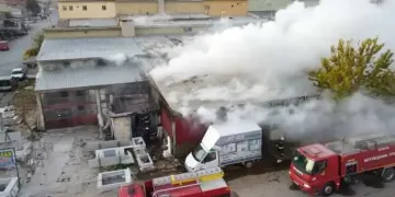 Konya'daki yağ tesisinde çıkan yangına itfaiye ekipleri müdahale ediyor