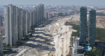 Nakkaş Başakşehir Otoyolu inşaatında çalışmalar gökdelenlerin arasında sürüyor