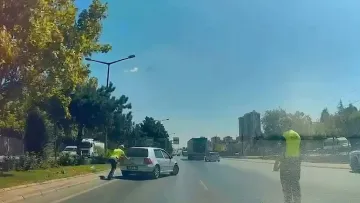 Konya'da trafik polisi yolda kalan sürücünün yardımına koştu