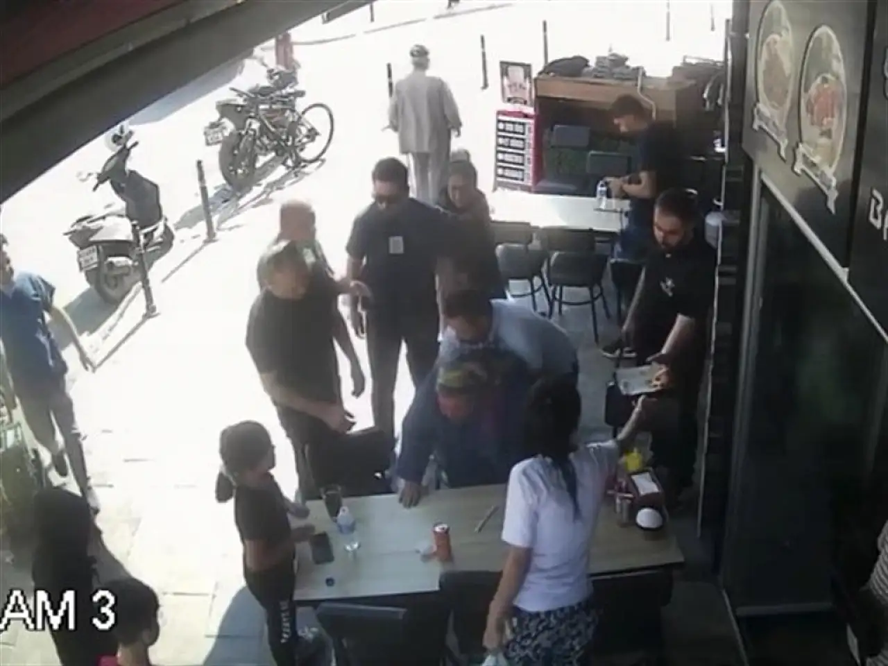 Konya'da boğazına yiyecek kaçan kadın ilk yardımla kurtarıldı haber fotoğrafı