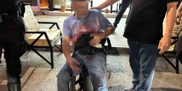 Bıçakla yaralanan şahıs polise tepki göstererek yol ortasında soyundu