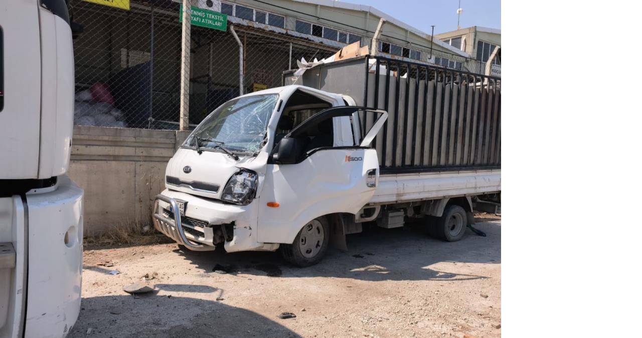 Bursa'da Direksiyon Başında Fenalaşan Sürücü Kamyona Çarptı haber fotoğrafı