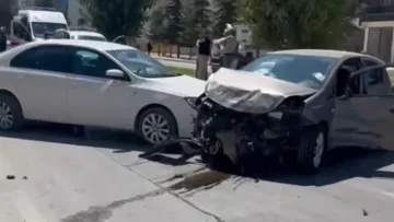 Konya Ereğli'de kontrolden çıkan otomobil park halindeki araçlara çarptı