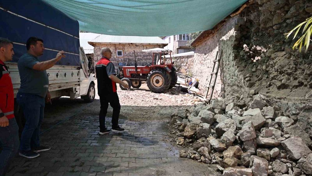 Pınarbaşı'nda meydana gelen 4.1 büyüklüğündeki depremde bazı evler hasar gördü haber fotoğrafı