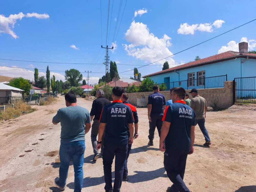 Pınarbaşı'nda meydana gelen 4.1 büyüklüğündeki depremde bazı evler hasar gördü haber fotoğrafı