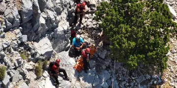 Yamaç Paraşütü Kayalıklara Düştü Pilot ve Turist Yaşamını Yitirdi