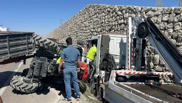 Traktör ile çekicinin çarpıştığı kazada 4'ü çocuk 6 kişi yaralandı