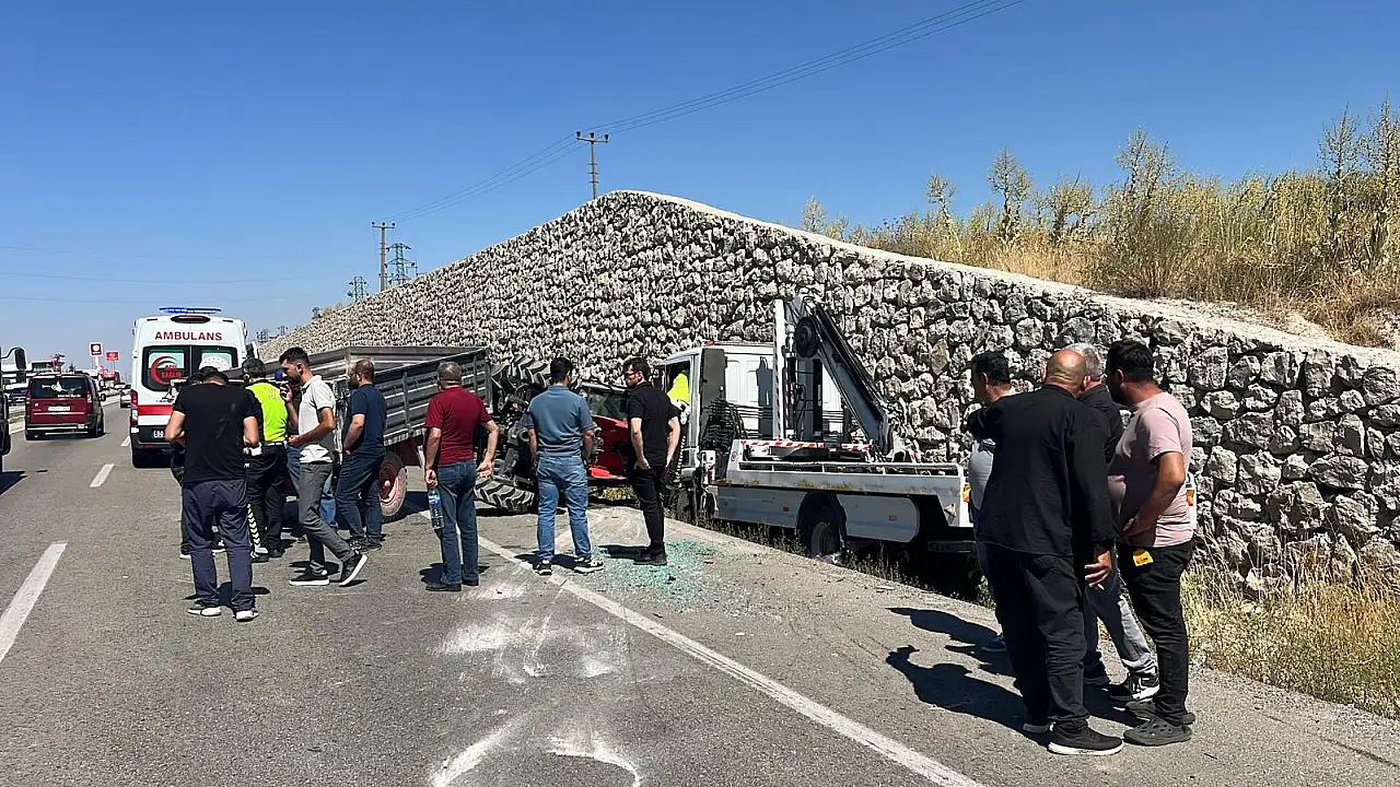 Traktör ile çekicinin çarpıştığı kazada 4'ü çocuk 6 kişi yaralandı haber fotoğrafı