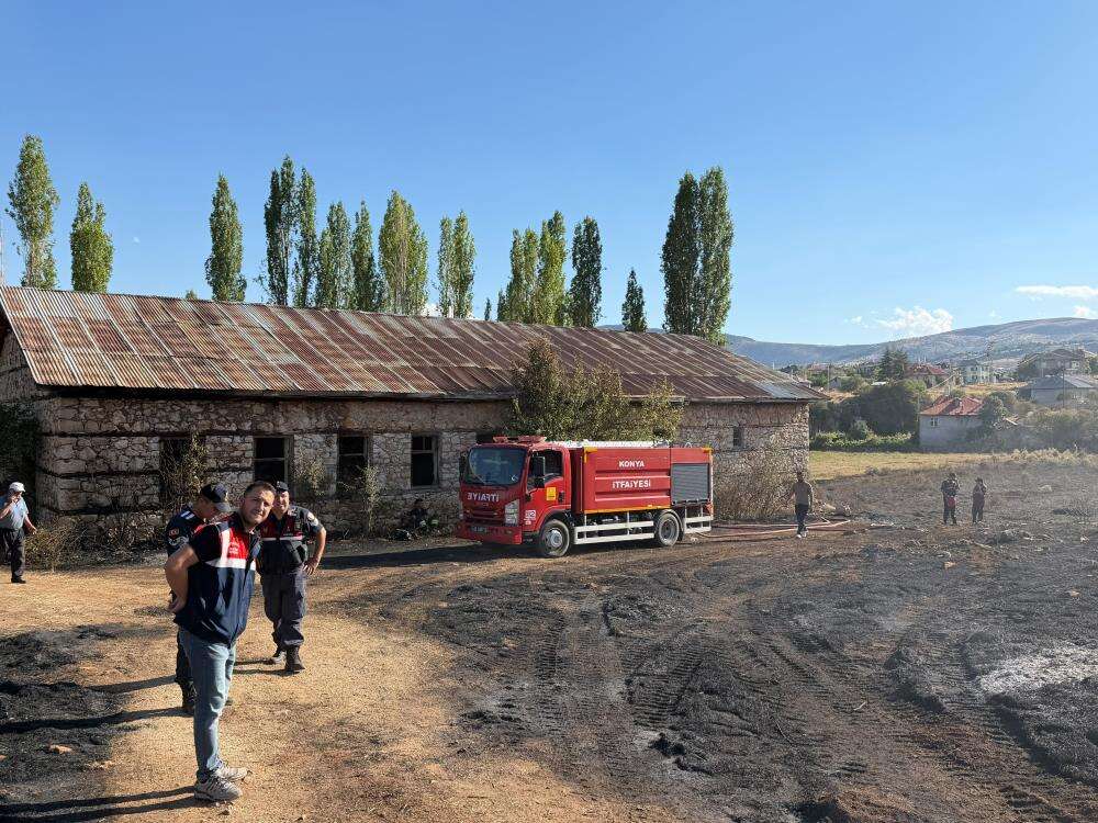 Konya'da saman yüklü kamyonda çıkan yangın panik yarattı haber fotoğrafı