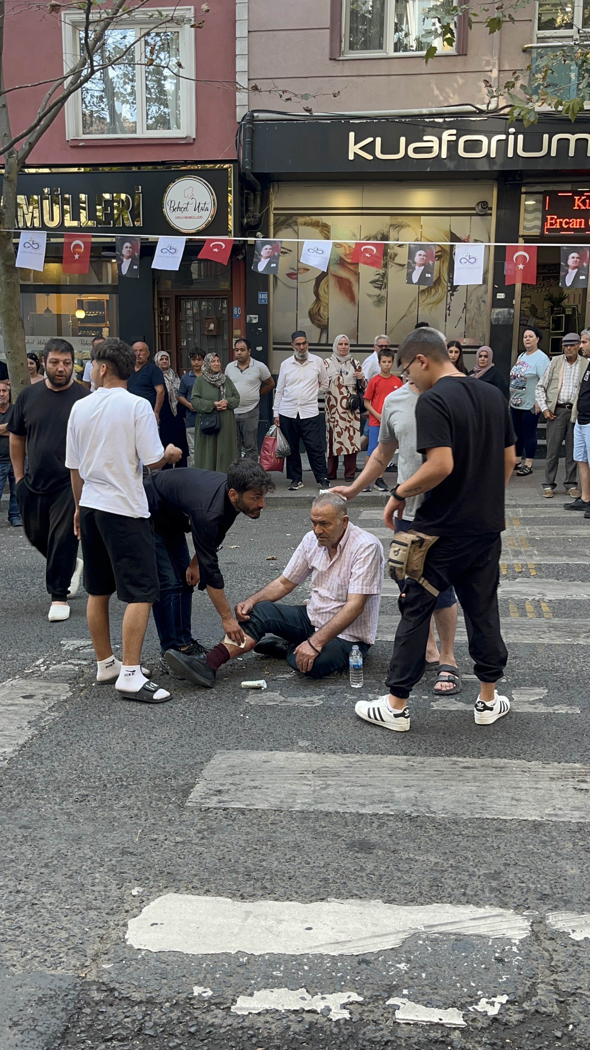 Yaya Geçidinde Yaşlı Adama Çarpan Motosiklet Sürücüsünden Açıklama haber fotoğrafı