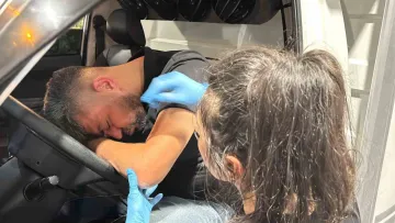 Direksiyon başında sızan alkollü sürücü ambulansla götürüldü