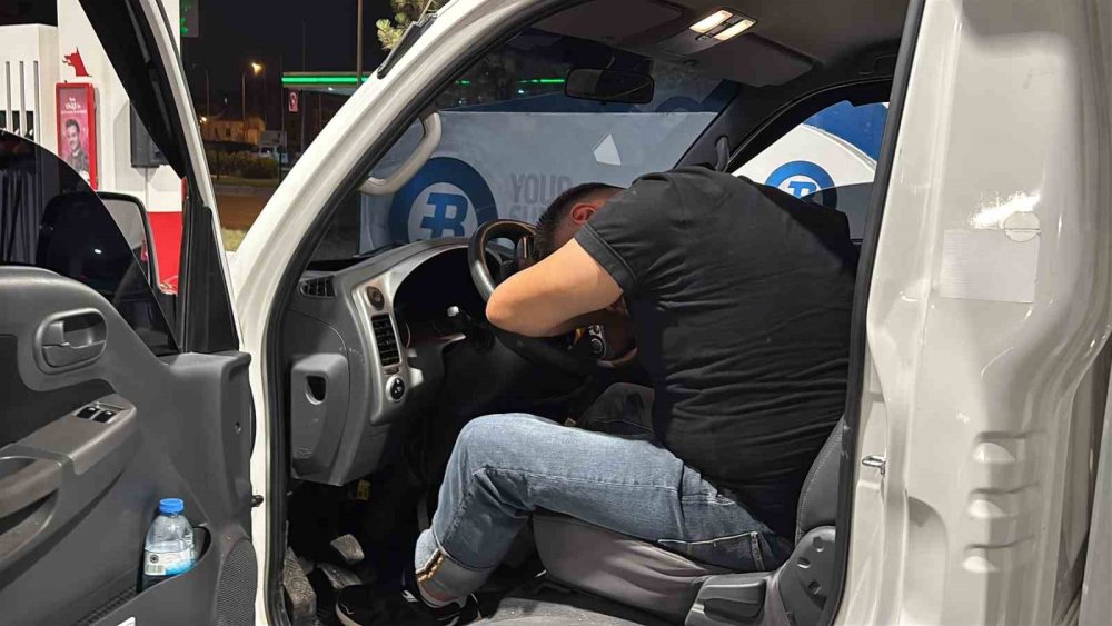 Direksiyon başında sızan alkollü sürücü ambulansla götürüldü haber fotoğrafı