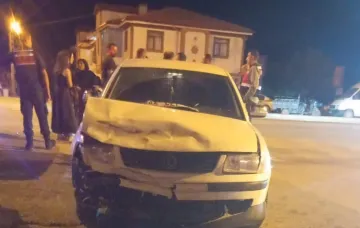 Kavşakta otomobil ile motosiklet çarpıştı iki kişi yaralandı