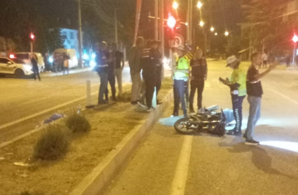 Kavşakta otomobil ile motosiklet çarpıştı iki kişi yaralandı haber fotoğrafı