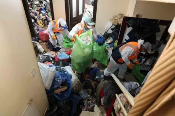 Temizlik Ekiplerinin Çalışmasıyla Evden 5 Kamyon Çöp Çıkartıldı