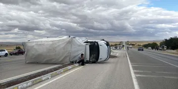 Konya'da minibüs ile çarpışan kamyonet yol ortasına devrildi