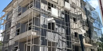 Konya'da inşaat iskelesinden düşen işçi yaralandı