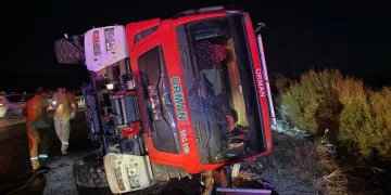 Yangından dönen arasözün devrilmesi sonucu beş işçi yaralandı