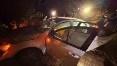Ayvalık'ta refüje çarpan otomobildeki 3 kişi hastanede tedaviye alındı