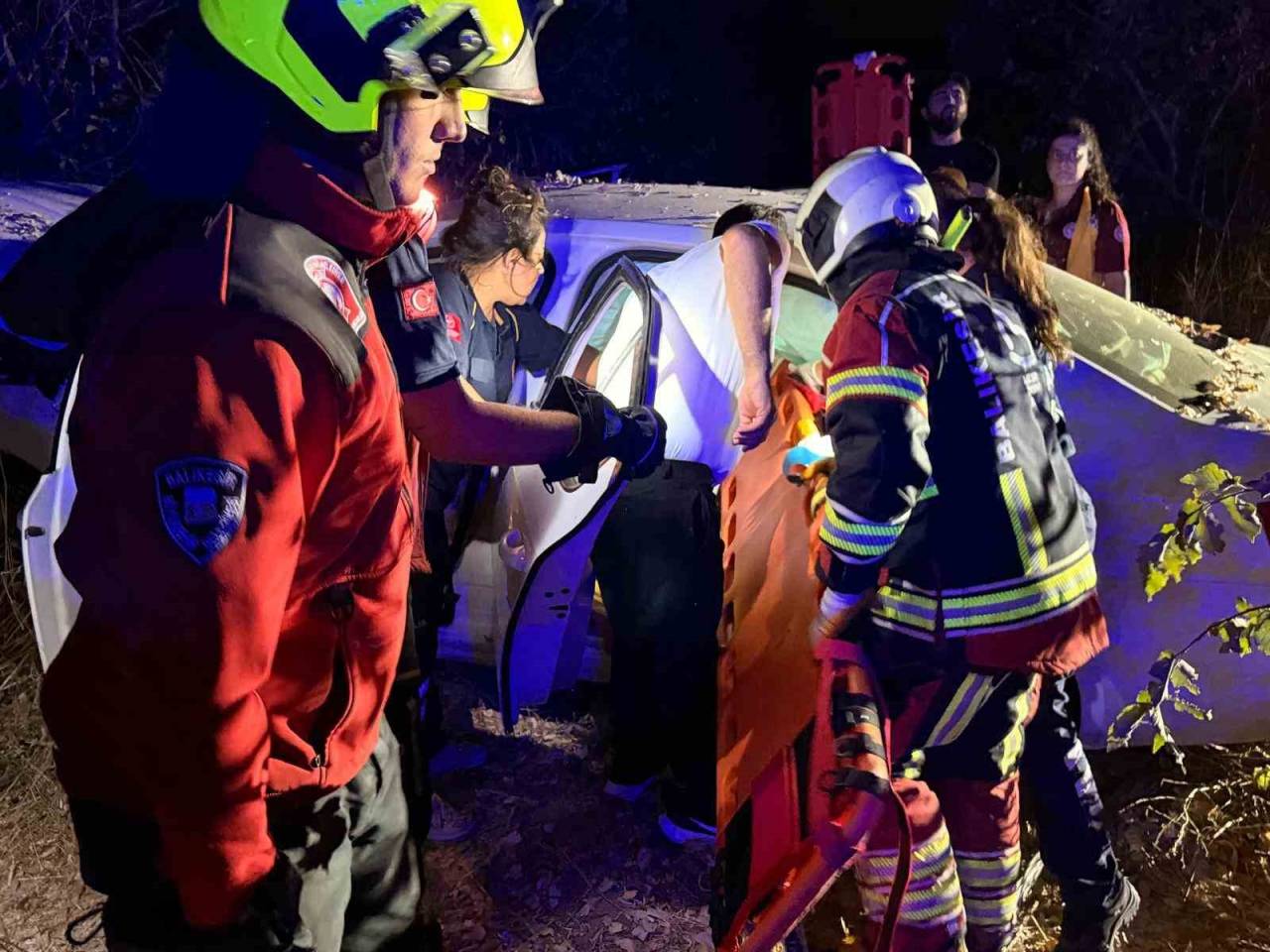 Ayvalık'ta refüje çarpan otomobildeki 3 kişi hastanede tedaviye alındı haber fotoğrafı