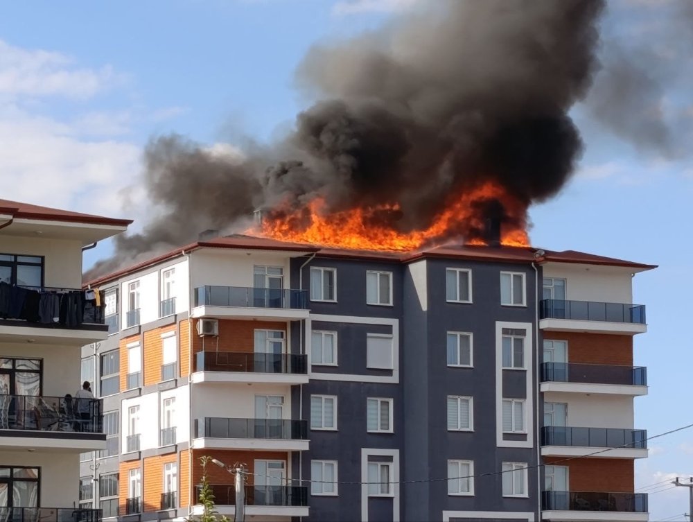 Beyşehir'de Yangın Sonrası Vatandaşların Evlerine Girişine İzin Verilmiyor haber fotoğrafı