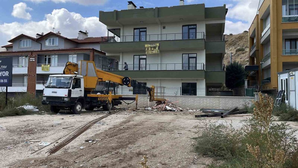 Konya'da Vinçten Düşen Operatör Kazayı Kırıkla Atlattı haber fotoğrafı