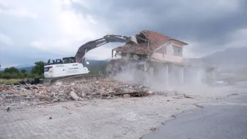 Akşehir'de 30 Yılı Aşkın Süredir Harabe Durumdaki Eski Hal Yıkılıyor