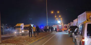Kontrolden çıkan otomobilin iki TIR sürücüsüne çarptığı bildirildi