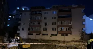 Bahçelievler’de İstinat Duvarı Yıkıldı, İki Bina Boşaltıldı