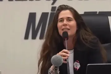 Çeşme Belediye Meclisi’nde Lâl Denizli ile CHP İlçe Başkanı Eda Tavaz karşı karşıya geldi