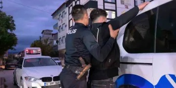 Ehliyet sınavında gözetmenin dikkati ortaya çıkardı: 18 yaşındaki aday gözaltına alındı