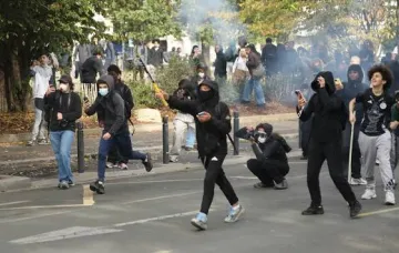 Fransa’da lise eylemlerinde ses bombalarının kullanımı askıya alındı
