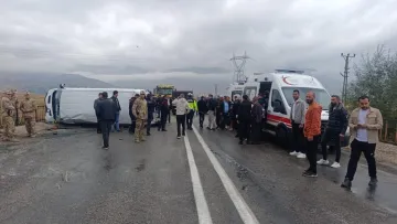 Hakkari'de Öğrenci Servisi Devrildi: 10 Öğrenci Yaralandı!
