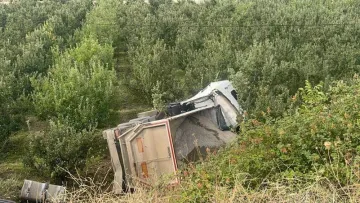 Isparta'da Kum Yüklü Tır Kontrolden Çıktı: 43 Yaşındaki Sürücü Öldü