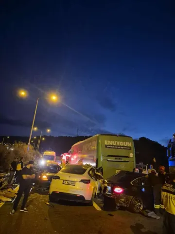 İstanbul-İzmir Otoyolu Kılıç Kavşağı'nda Zincirleme Trafik Kazası: 11 Kişi Hastaneye Kaldırıldı