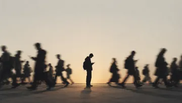 Kalabalıkların İçinde Neden Bu Kadar Yalnızız?