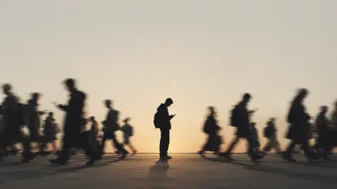 Kalabalıkların İçinde Neden Bu Kadar Yalnızız?