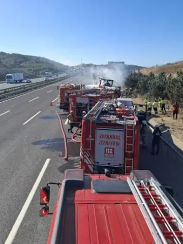 Kara Yolunda Feci Yangın: Alkollü İçki Taşıyan Tır Yandı, Ulaşım Çift Yönlü Durduruldu