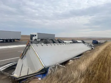 Karayolunda Can Pazarı: Devrilen Tır Trafiği Kilitledi, Sürücü Yaralandı!