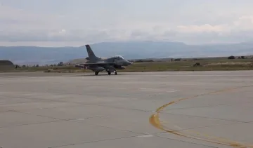 Kıbrıs'ın Güneyinde Türk Hava Kuvvetleri'nden Eğitim Uçuşu