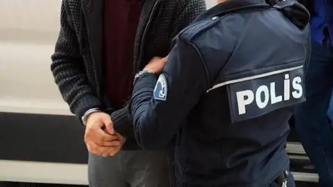 Kırmızı Bültenle Aranan Kripto Para Dolandırıcılığı Şüphelisi İstanbul'da Yakalandı