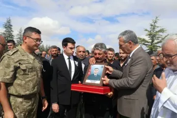 Konya’da düğünde kurşun isabet etmesi sonucu hayatını kaybeden Uzman Çavuş Serkan Deveci, düzenlenen askeri törenle toprağa verildi., Konya’da son yolculuğuna uğurlandı