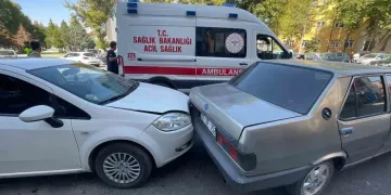 Konya'da Gece Yarısı Kaza Dehşeti: Park Halindeki Araçlar Hurdaya Döndü