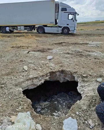 Konya’da Saman İndirmeye Gelen TIR’ın Altında Zemin Çöktü: Mağarayı Andıran Boşluk Ortaya Çıktı