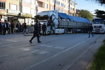 Konya'da Üç Araç Birbirine Girdi! Yaralı Sürücüyü İtfaiye Kurtardı